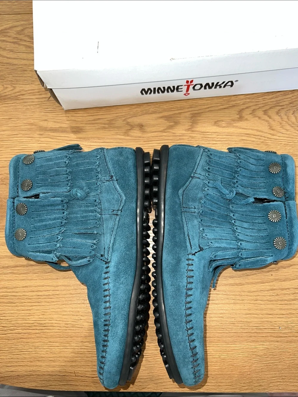 RARE NIB Minnetonka Double Fringe Peacock Blue Suede Boot with studded accents